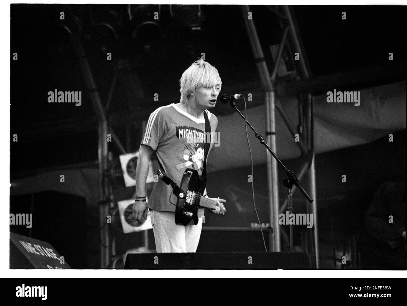 RADIOHEAD, FIRST GLASTONBURY, 1994: Un giovane Thom Yorke dei Radiohead durante la prima apparizione della band al Glastonbury Festival sul NME Stage, giugno 26 1994, Pilton Farm, Inghilterra. La band ha debuttato canzoni dal loro prossimo album classico Bends durante questo set. Fotografia: Rob Watkins Foto Stock
