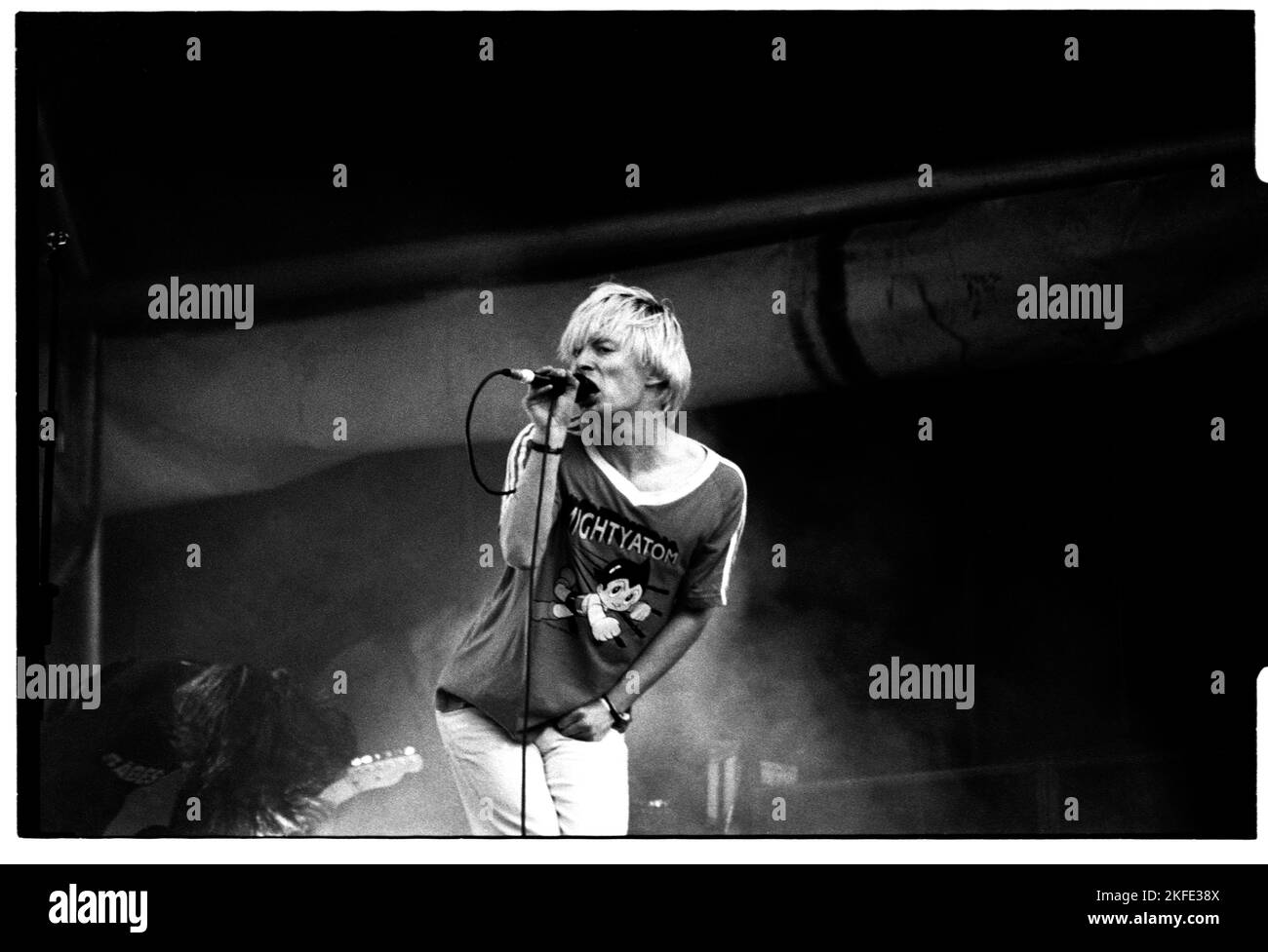 RADIOHEAD, FIRST GLASTONBURY, 1994: Un giovane Thom Yorke dei Radiohead durante la prima apparizione della band al Glastonbury Festival sul NME Stage, giugno 26 1994, Pilton Farm, Inghilterra. La band ha debuttato canzoni dal loro prossimo album classico Bends durante questo set. Fotografia: Rob Watkins Foto Stock