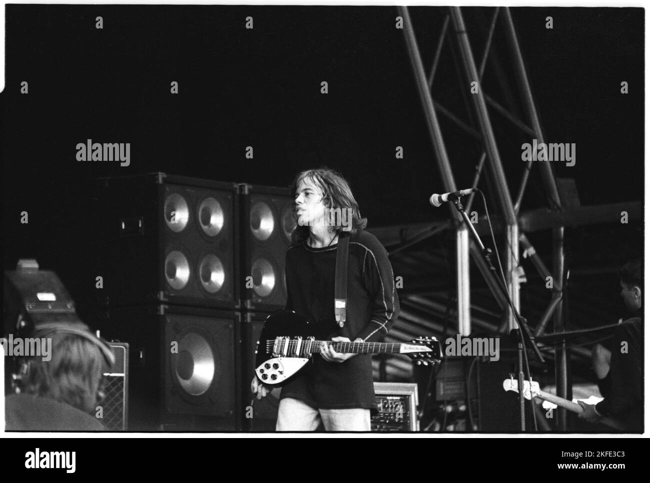 Mark Gardener del gruppo britannico Indie Ride giocando al Main Stage a Glastonbury, sabato 25 giugno 1994. Non c'era alcuna fase piramidale quell'anno dopo un incendio. Fotografia © Rob Watkins Foto Stock