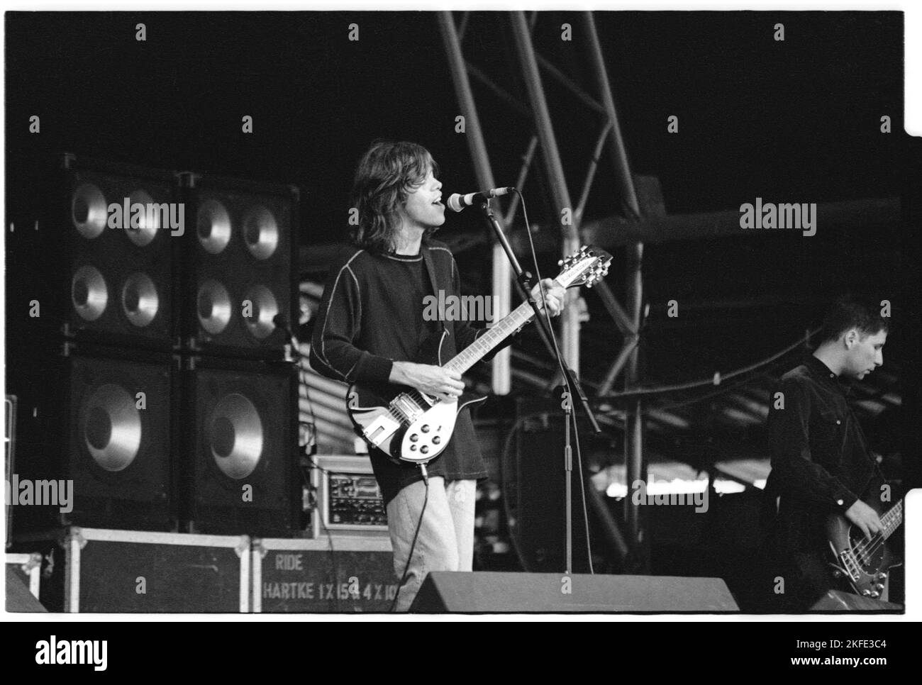 Mark Gardener del gruppo britannico Indie Ride giocando al Main Stage a Glastonbury, sabato 25 giugno 1994. Non c'era alcuna fase piramidale quell'anno dopo un incendio. Fotografia © Rob Watkins Foto Stock