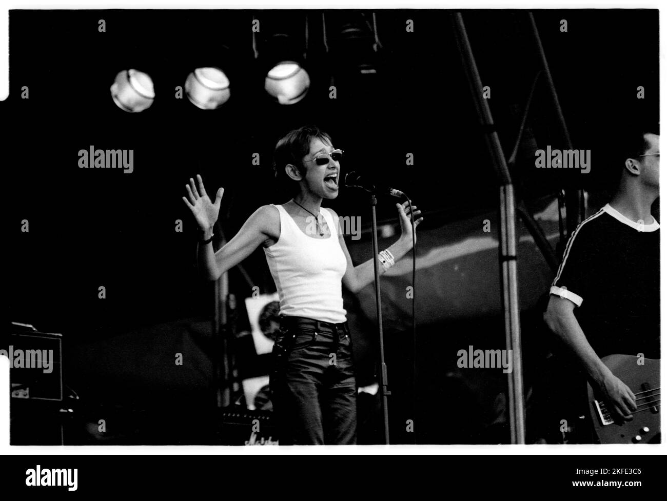 SONYA, ECHOBELLY, GLASTONBURY 94: Sonya Madan della band indie rock britannica Echobelly suona il NME Stage a Glastonbury, domenica 26 giugno 1994. Fotografia: Rob Watkins Foto Stock