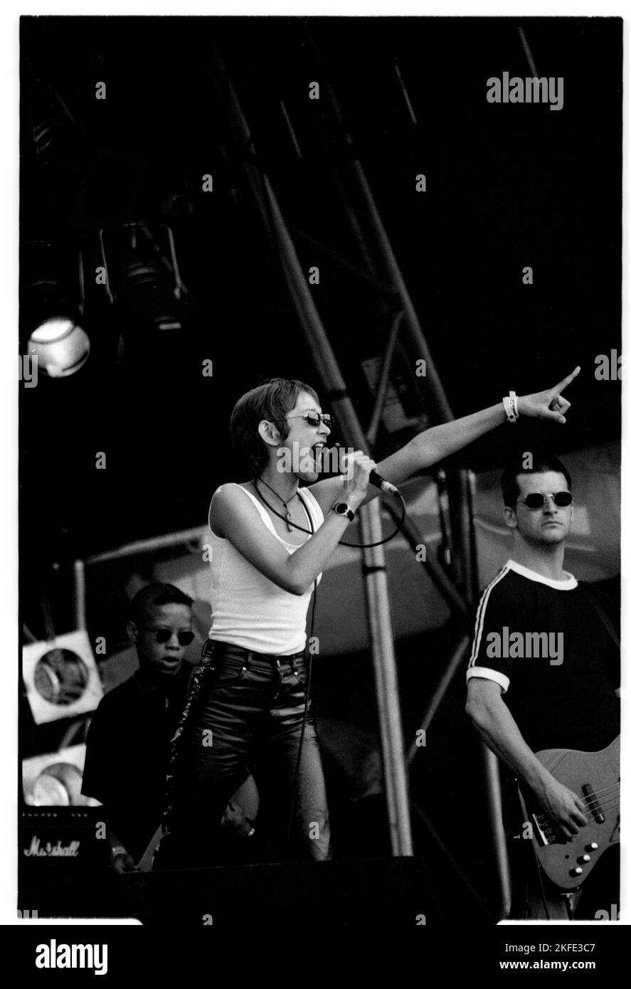 SONYA, ECHOBELLY, GLASTONBURY 94: Sonya Madan della band indie rock britannica Echobelly suona il NME Stage a Glastonbury, domenica 26 giugno 1994. Fotografia: Rob Watkins Foto Stock