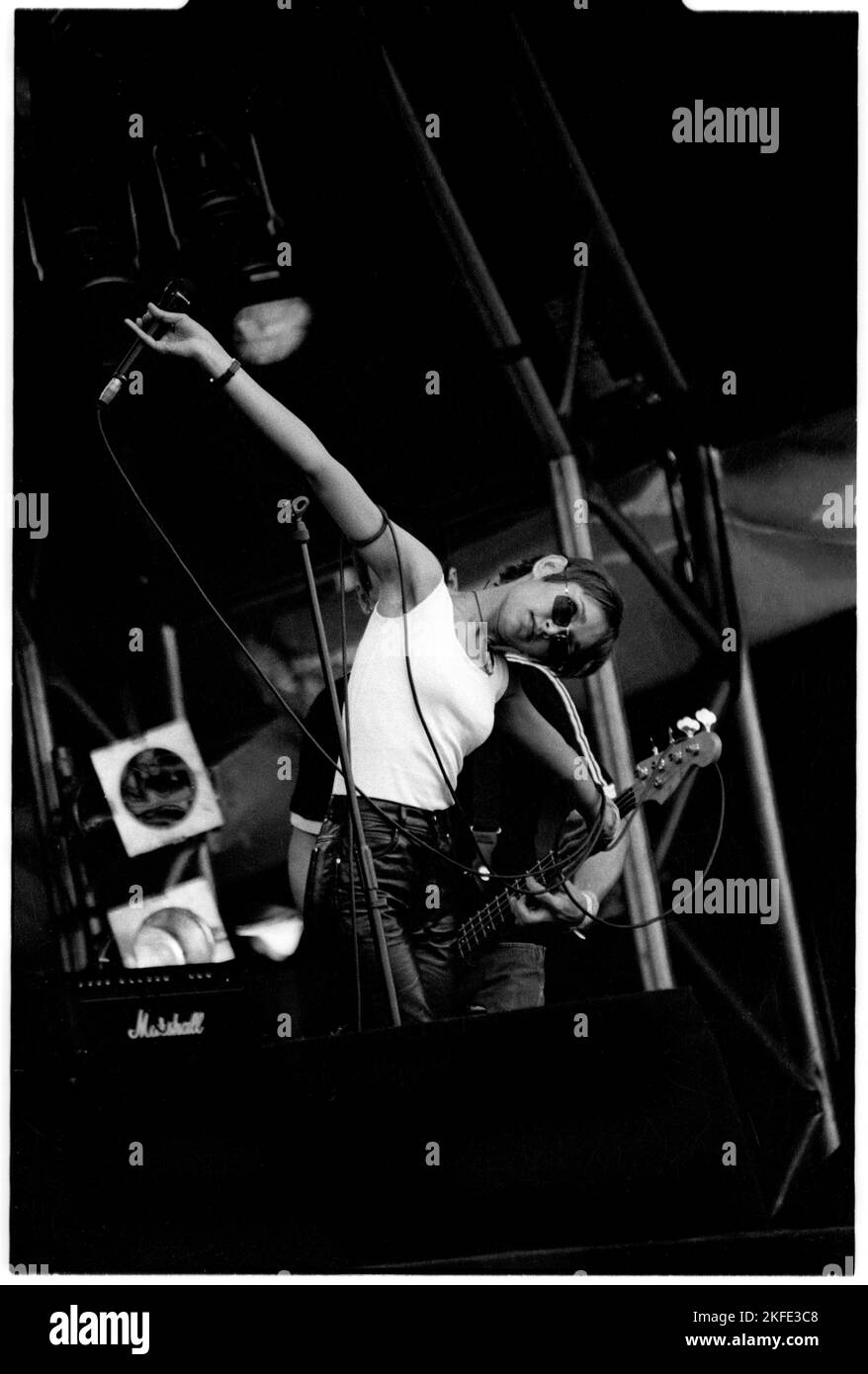 SONYA, ECHOBELLY, GLASTONBURY 94: Sonya Madan della band indie rock britannica Echobelly suona il NME Stage a Glastonbury, domenica 26 giugno 1994. Fotografia: Rob Watkins Foto Stock
