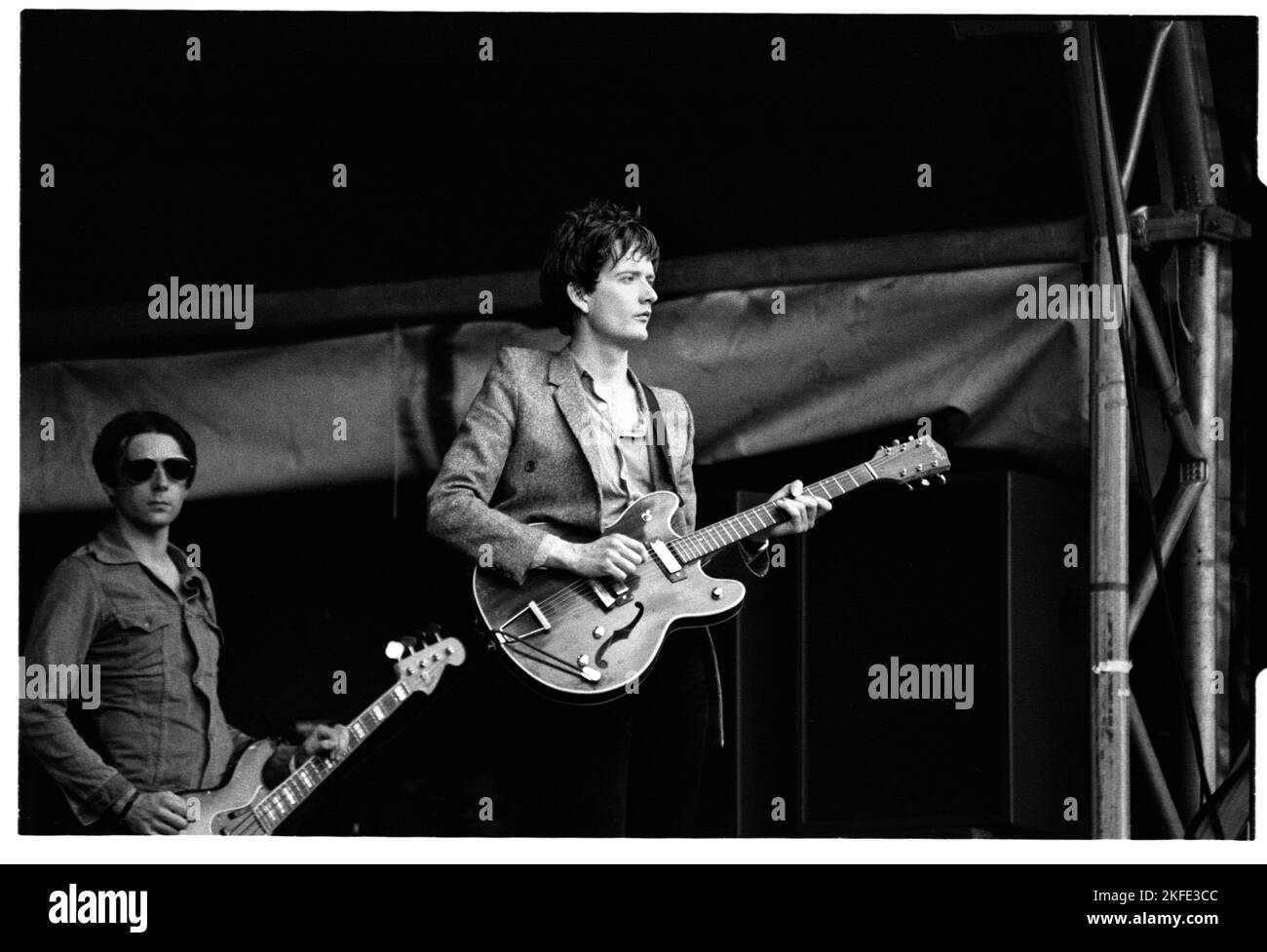 PULP, GLASTONBURY 1994: Jarvis Cocker cantante (e Steve Mackey basso) del gruppo pop britannico Pulp Playing the NME Stage a Glastonbury, domenica 26 giugno 1994. Fotografia: Rob Watkins Foto Stock