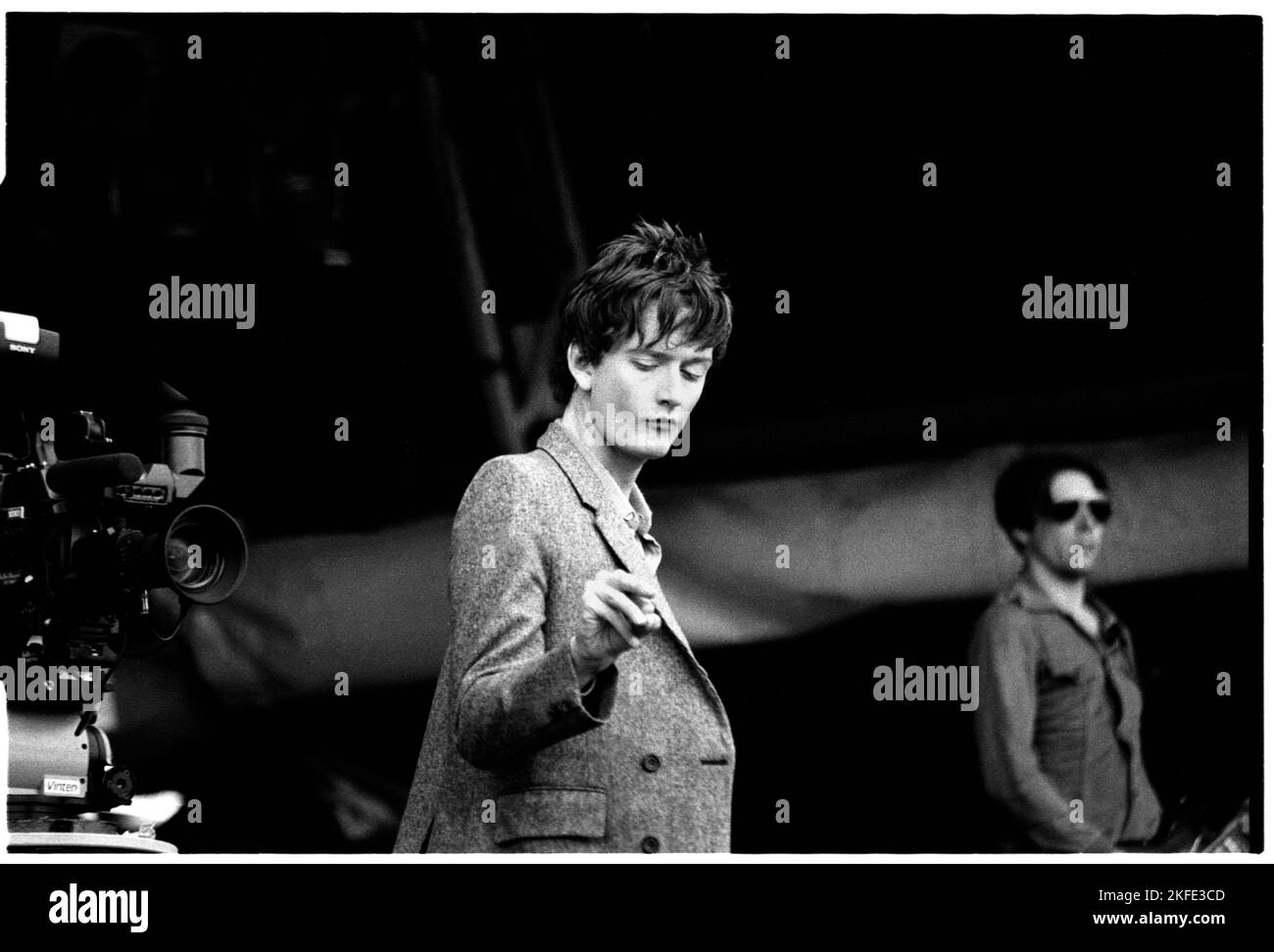PULP, GLASTONBURY 1994: Jarvis Cocker cantante (e Steve Mackey basso) del gruppo pop britannico Pulp Playing the NME Stage a Glastonbury, domenica 26 giugno 1994. Fotografia: Rob Watkins Foto Stock