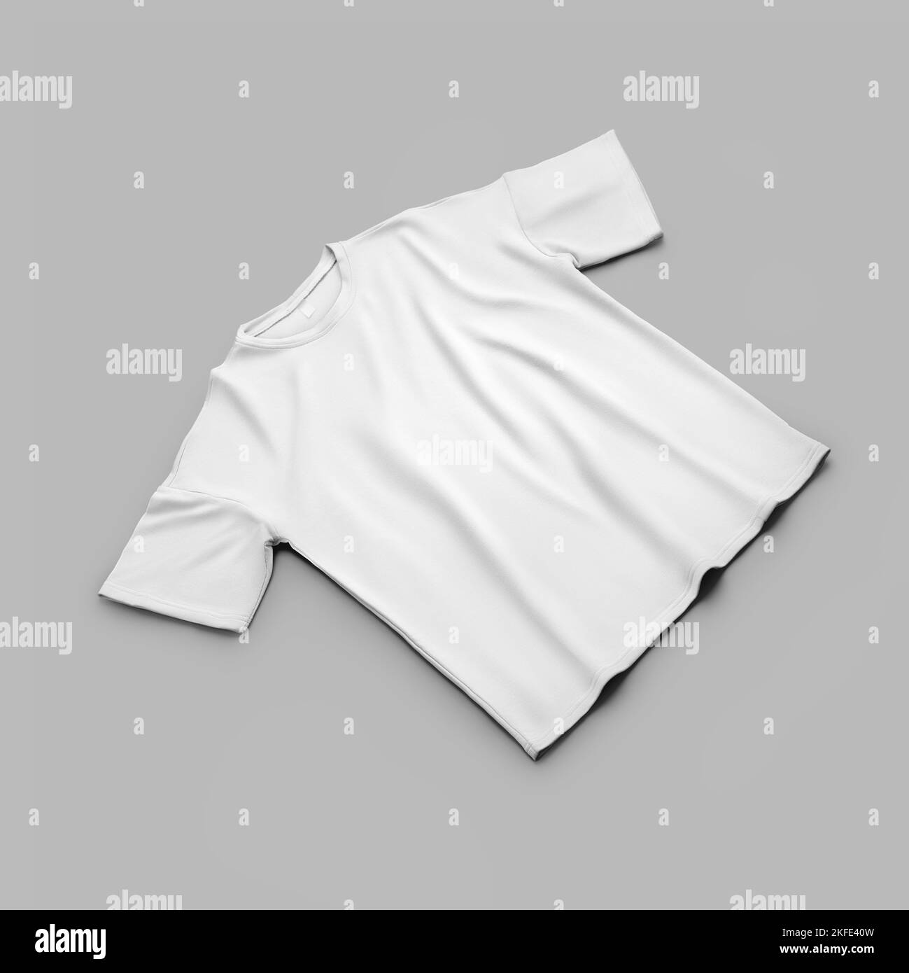 Beffa di una t-shirt bianca oversize con collo rotondo, presentazione diagonalmente, isolata sullo sfondo, vista frontale. Abbigliamento casual alla moda te Foto Stock