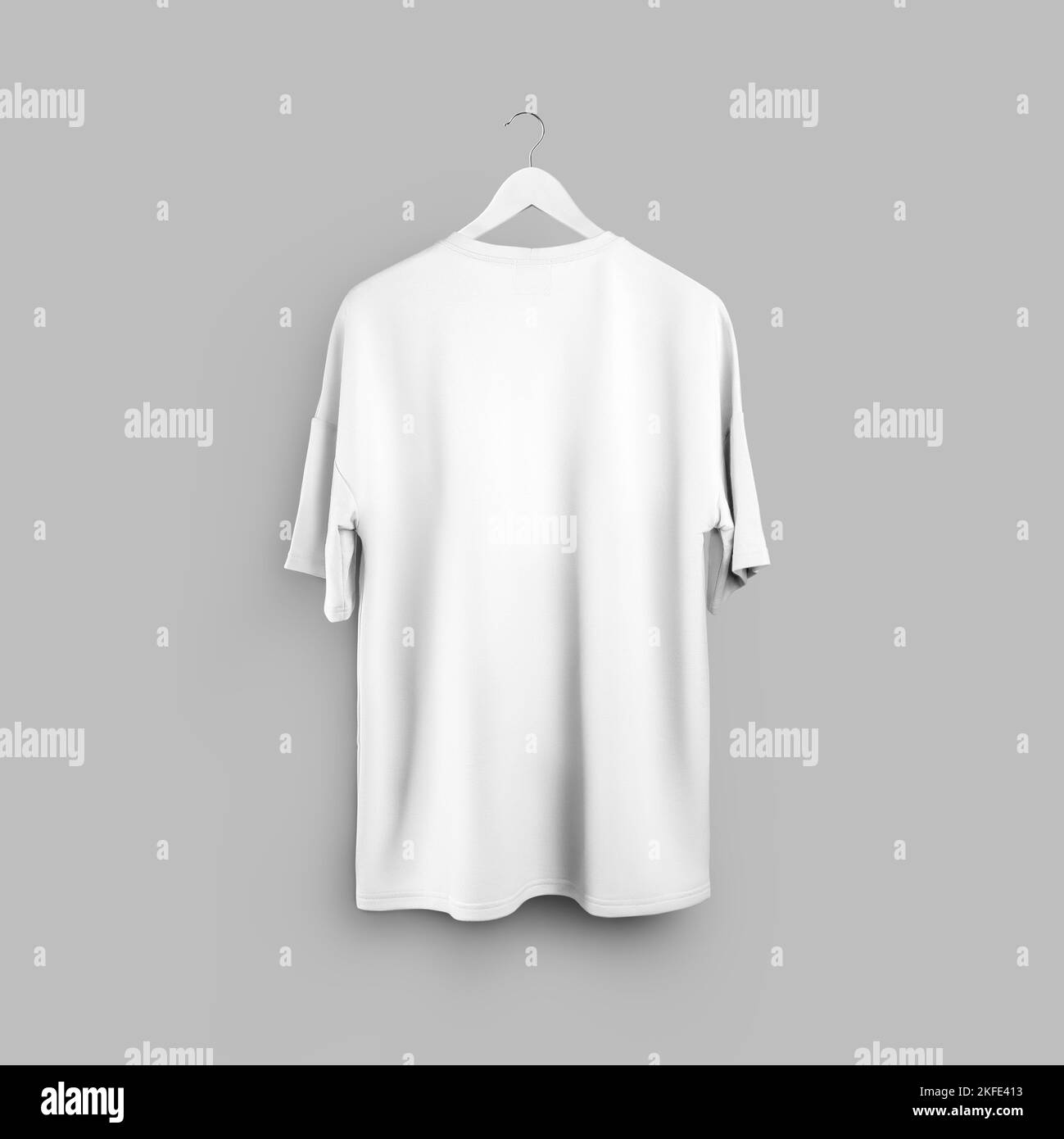 Mockup di t-shirt oversize bianca appesa ad appendiabiti, abbigliamento ampio, isolata sullo sfondo, vista posteriore. Modello di abbigliamento alla moda, per design, pa Foto Stock