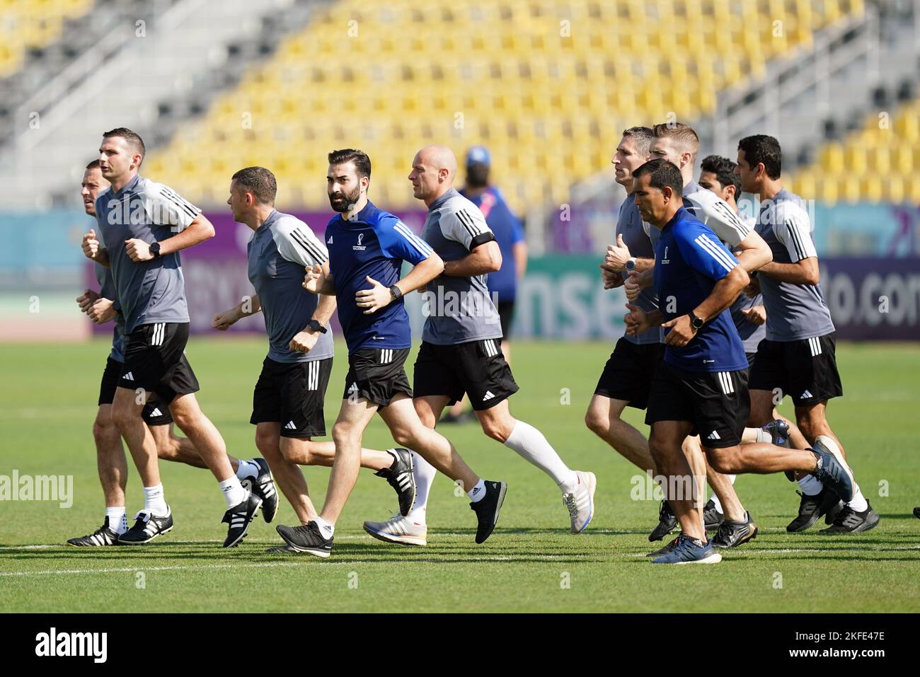 Arbitro durante una giornata di media che si tiene al Qatar Sports Club di Doha in vista della Coppa del mondo FIFA 2022. Data immagine: Venerdì 18 novembre 2022. Foto Stock