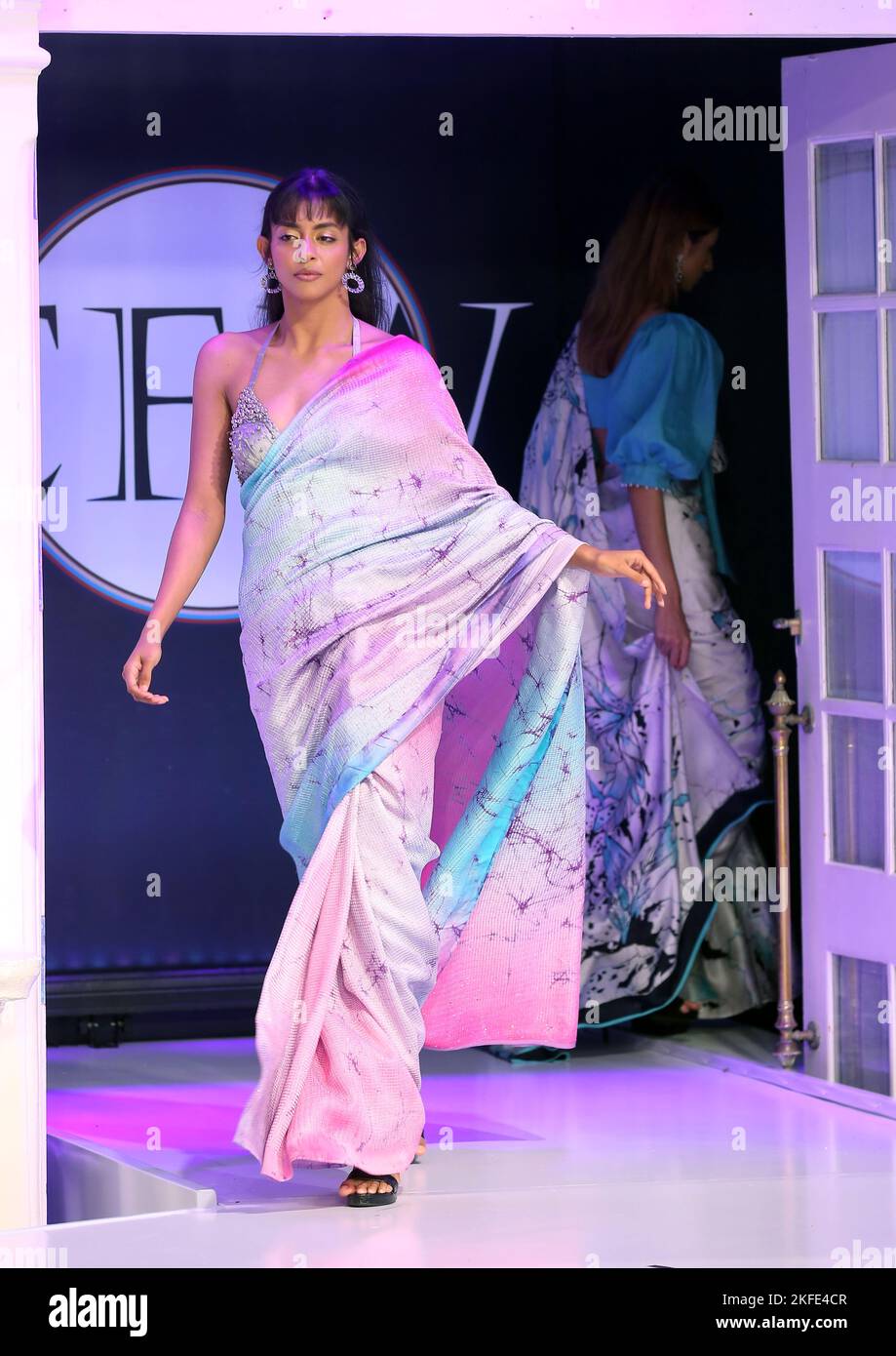 Colombo, Sri Lanka. 17th Nov 2022. Un modello presenta una creazione durante la Colombo Fashion Week a Colombo, Sri Lanka, 17 novembre 2022. Credit: Ajith Perera/Xinhua/Alamy Live News Foto Stock