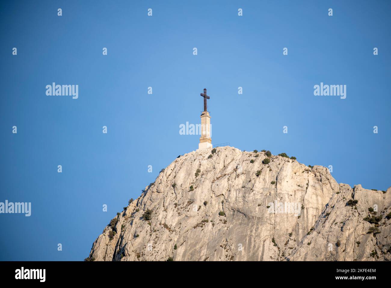 Croix de Provence, Croce di Provenza, all'estremità occidentale della montagna Sainte-Victoire contro il cielo blu, vicino Aix-en-Provence, Francia Foto Stock