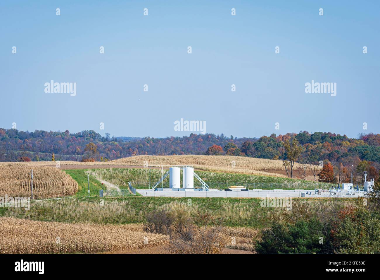 Cuscinetto di pozzo di petrolio di gas naturale nella contea di Jefferson nell'Ohio orientale annidato tra i campi di mais nella campagna. Questi pozzi utilizzano il controverso Foto Stock