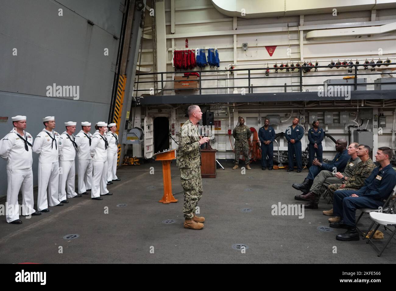 ADM posteriore. Jim Aiken, comandante dell'US Naval Southern Forces Command/U.S. 4th Fleet, si rivolge a una formazione di marines e marinai a bordo della USS Mesa Verde (LPD 19) durante una cerimonia di commemorazione del 9/11, mentre a galla durante l'esercizio UNITAS LXIII al largo della costa del Brasile, 11 settembre 2022. ADM posteriore. Aiken ha discusso la resilienza dello spirito di combattimento americano e la dedizione dei membri del servizio ai loro colleghi membri del servizio, partner e alleati. La cerimonia di commemorazione si è svolta tra l'iterazione del 63rd dell'esercizio UNITAS. UNITAS è la multinazionale marittima internazionale più longeva al mondo ex Foto Stock