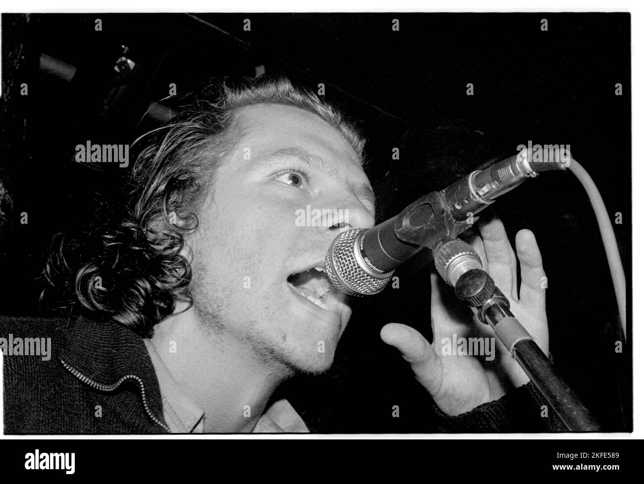 DEUS, BRISTOL FLEECE, 1995: Cantante Tom Barman della band belga Deus che suona al Fleece and Firkin di Bristol, Inghilterra, gennaio 1995. Fotografia: ROB WATKINS. INFO: Deus è un gruppo musicale belga formatosi nel 1991 ad Anversa. Noti per il loro suono eclettico che fonde rock alternativo, jazz e musica sperimentale, hanno ottenuto il plauso della critica con album come "Worst Case scenario" e "The Ideal Crash", che influenzano la scena musicale europea. Foto Stock