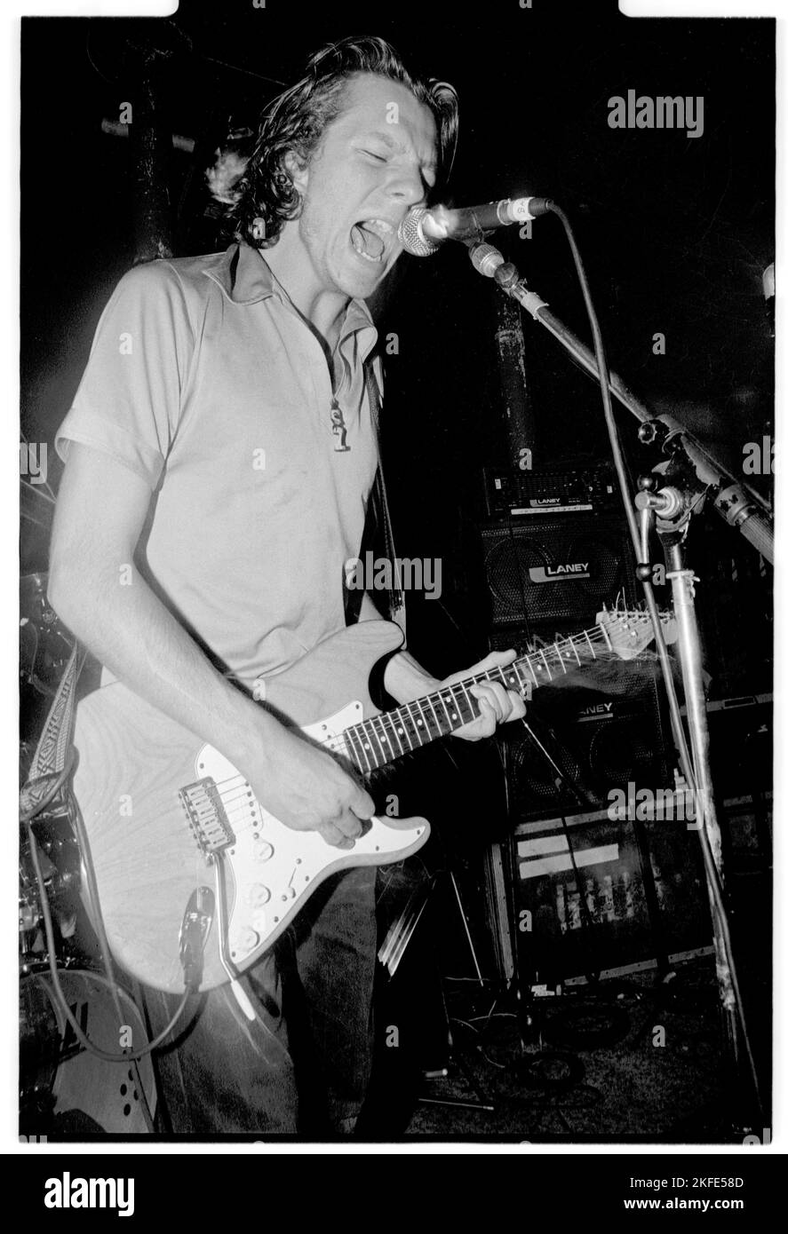 DEUS, BRISTOL FLEECE, 1995: Cantante Tom Barman della band olandese Deus che suona al Fleece and Firkin di Bristol, Inghilterra, gennaio 1995. Fotografia: ROB WATKINS. INFO: Deus è un gruppo musicale belga formatosi nel 1991 ad Anversa. Noti per il loro suono eclettico che fonde rock alternativo, jazz e musica sperimentale, hanno ottenuto il plauso della critica con album come "Worst Case scenario" e "The Ideal Crash", che influenzano la scena musicale europea. Foto Stock