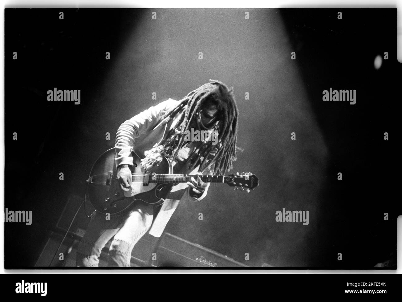 LENNY KRAVITZ, HEADLINER, GLASTONBURY 93: Lenny Kravitz headlines on the Pyramid Stage al Glastonbury Festival, Pilton, Inghilterra, sabato 26 1993 giugno. Fotografia: ROB WATKINS Foto Stock