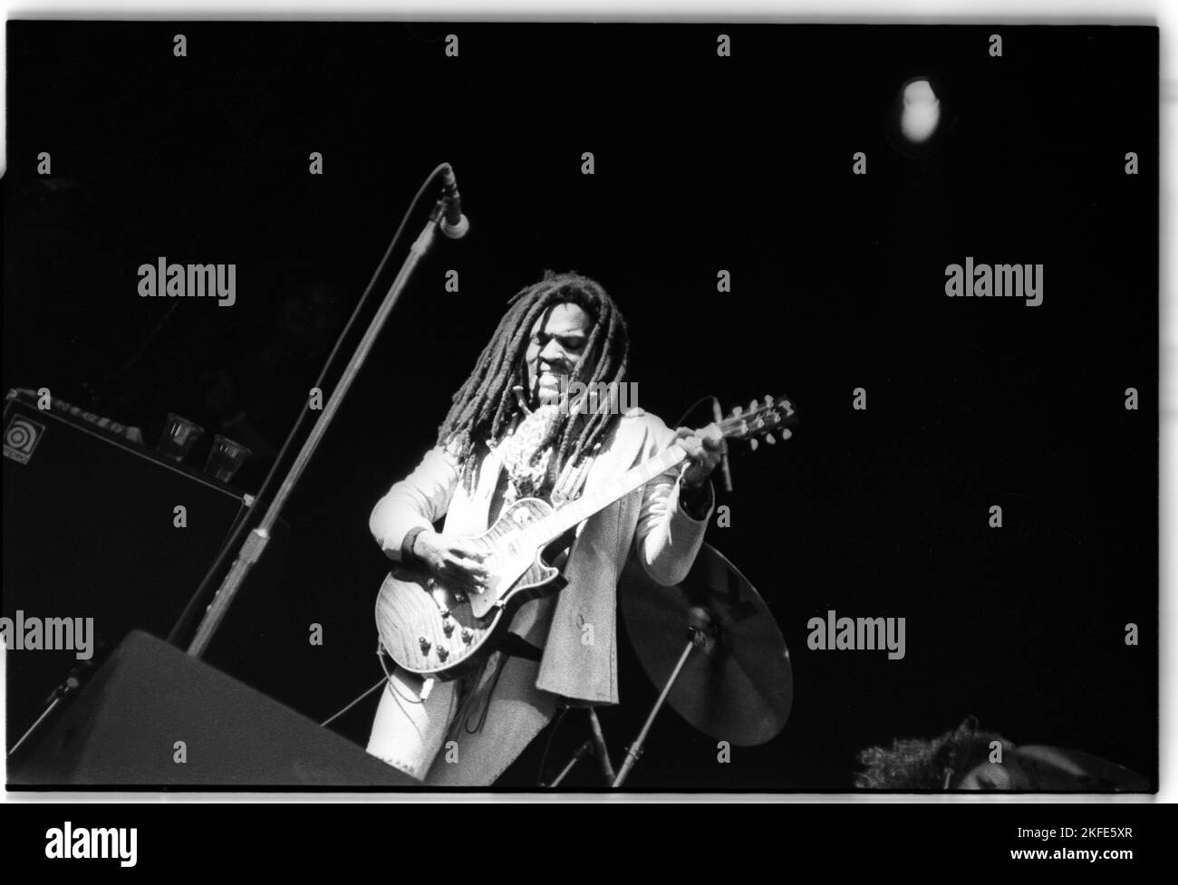 LENNY KRAVITZ, HEADLINER, GLASTONBURY 93: Lenny Kravitz headlines on the Pyramid Stage al Glastonbury Festival, Pilton, Inghilterra, sabato 26 1993 giugno. Fotografia: ROB WATKINS Foto Stock