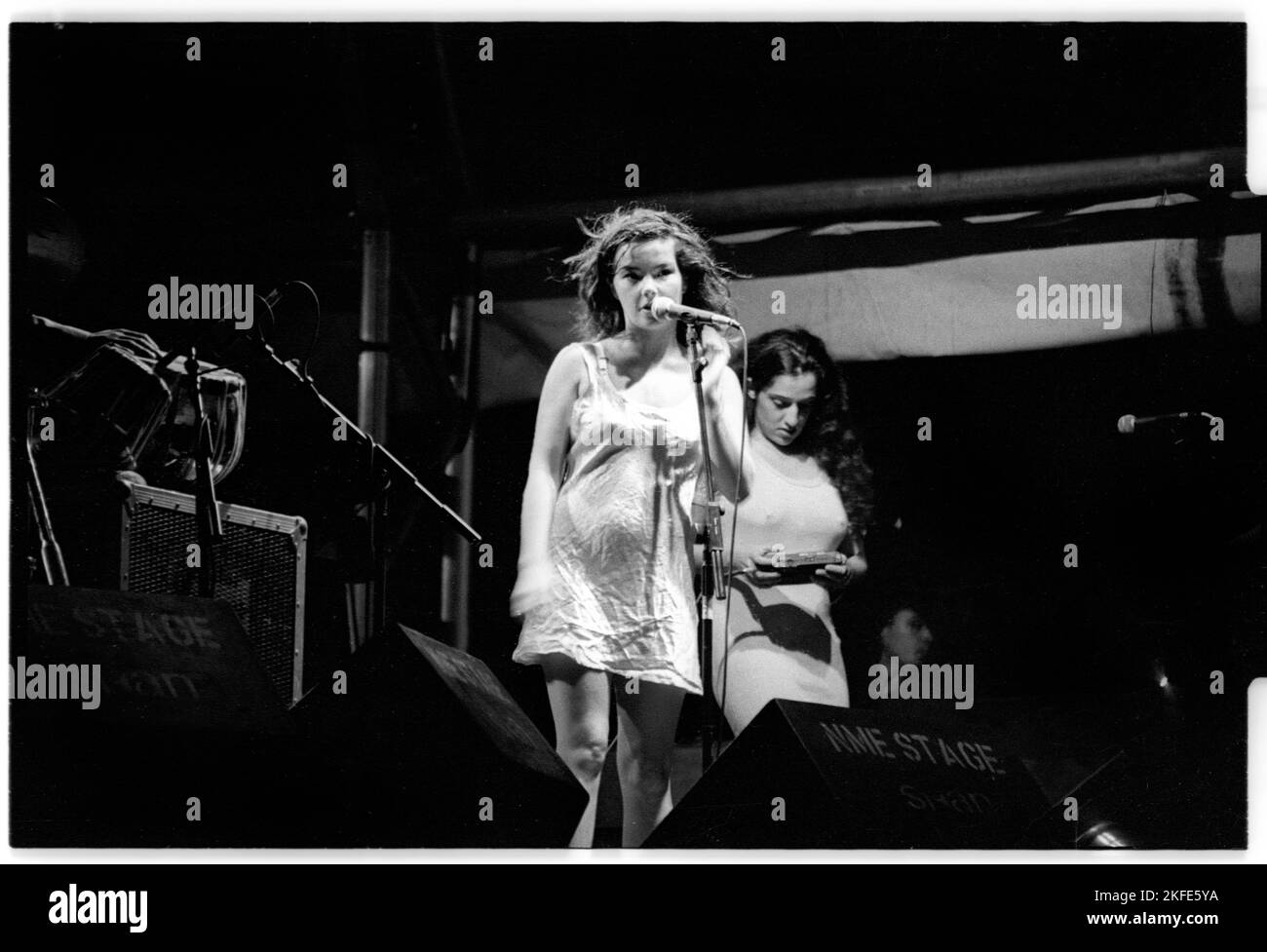 Björk, TITOLO DEL PALCO NME, GLASTONBURY 94: Björk (Bjork) al Glastonbury Festival il 25 1994 giugno come headliner sul NME Stage, Pilton Farm, Inghilterra. Fotografia: Rob Watkins. INFO: Björk è una cantante, cantautrice e attrice islandese nota per la sua musica eclettica e innovativa. Emergendo come cantante principale dei Sugarcubes, ha raggiunto la fama mondiale con la sua carriera solista, producendo album acclamati come "debutto", "Homogenic" e "Vespertine". Foto Stock