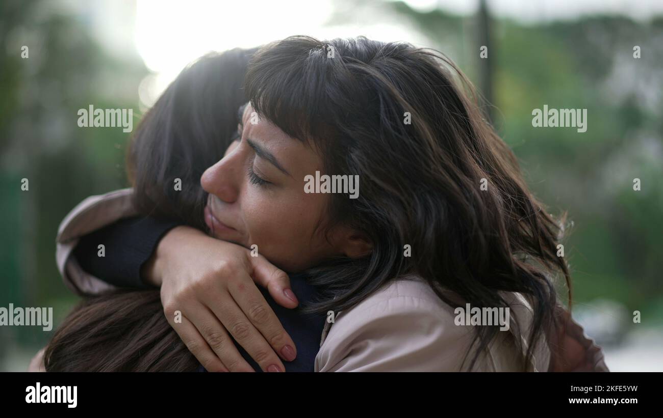 Donna simpatica che abbraccia l'amico con EMPATIA e SOSTEGNO. Concetto di amicizia tra due migliori amici Foto Stock