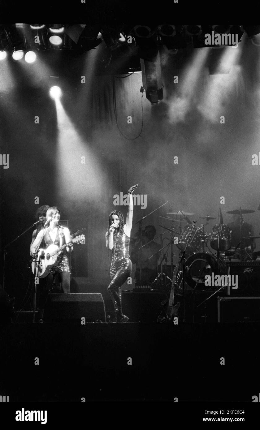 SHAKESPEARS SISTER, PYRAMID STAGE, GLASTONBURY 1992: Shakespears Sister on the Pyramid Stage a Glastonbury, 27 giugno 1992. Fotografia: ROB WATKINS Foto Stock