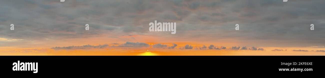 Tramonto cielo nuvoloso panorama 360. Sfondo natura nuvolosa Foto Stock