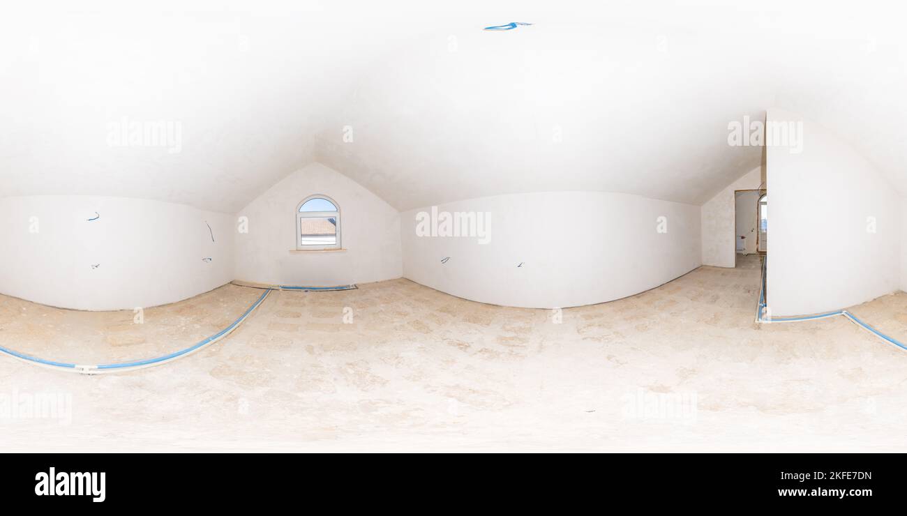 Riparazione nella nuova casa. Stanza mansarda bianca vuota pronta per la riparazione. Panorama completo a 360 gradi in proiezione sferica equirettangolare del nuovo appartamento Foto Stock