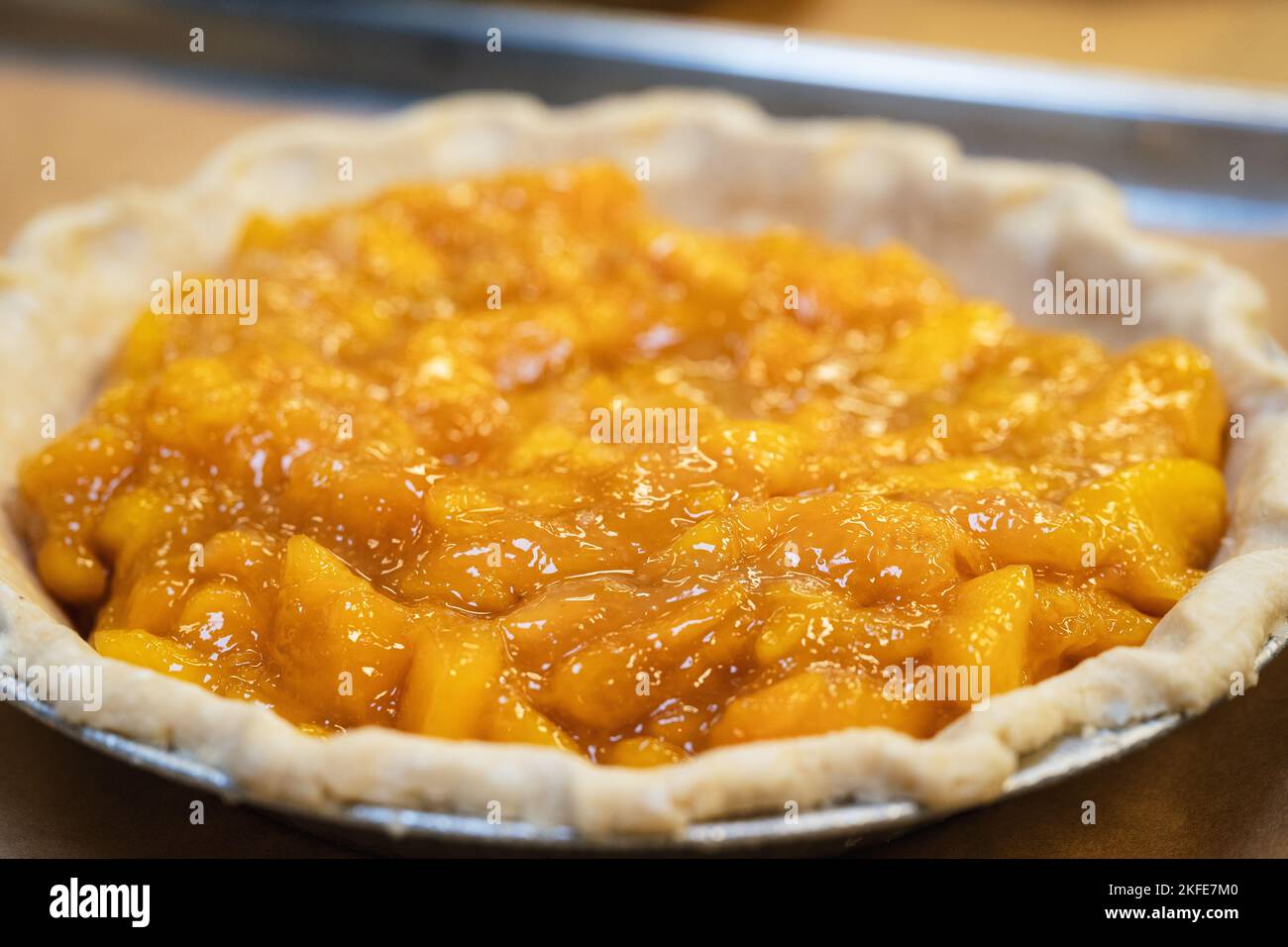 La frutta viene ripiena in un guscio di torta prima che sia cotta Foto Stock