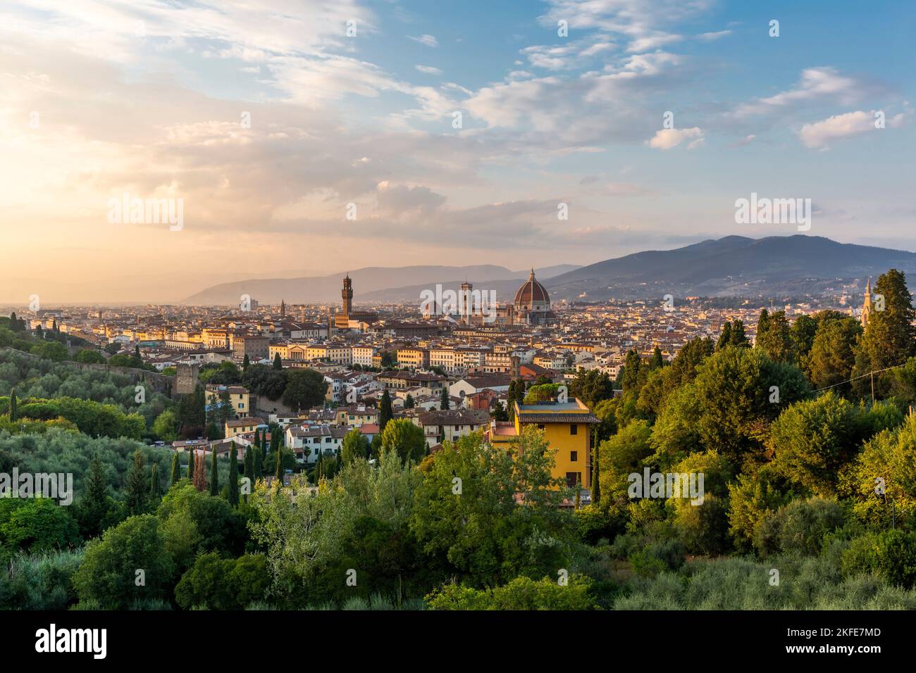 Vista al tramonto sul centro storico di Firenze e sulla Cattedrale con la cupola del Brunelleschi Foto Stock