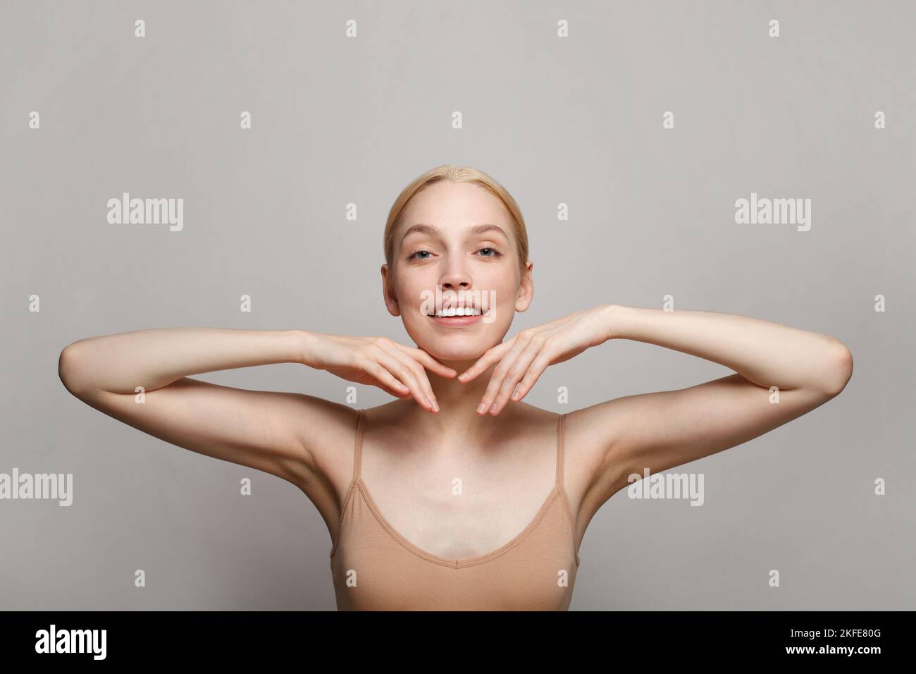 Naturale bellezza ritratto del viso e del corpo femminile con perfetta pelle fresca su sfondo bianco Foto Stock