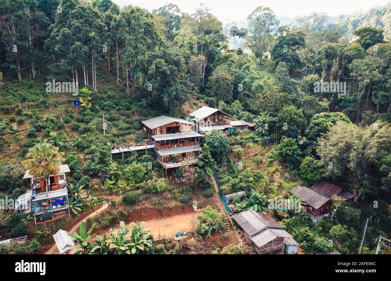 Vista aerea di un resort in legno in famiglia sulla collina nella foresta pluviale tropicale, in un villaggio rurale in campagna Foto Stock