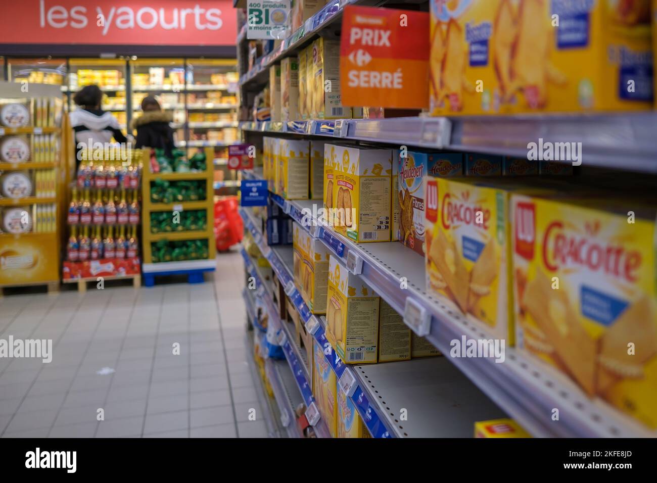 Parigi, Francia - 11 novembre 2022 : vari scaffali con vari prodotti in un supermercato francese Foto Stock