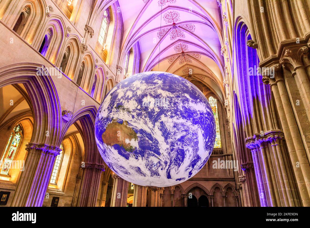 L'installazione artistica 'Gaia', un globo di 7m diametri con immagini spaziali della Terra della NASA di Luke Jerram, nella navata della Cattedrale di Wells, Somerset, Inghilterra, Regno Unito Foto Stock