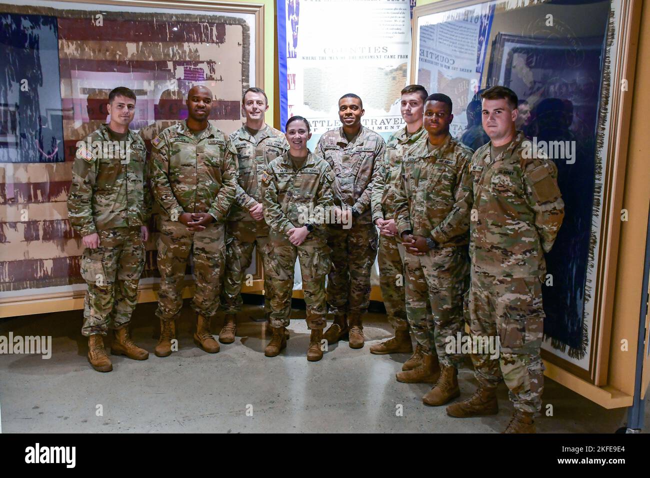 I membri dell'Ohio Army National Guard Officer Candidate School Class 70 si trovano di fronte all'esposizione Ohio Civil War Flags del 11 settembre 2022 presso l'Ohio History Connection di Columbus, Ohio. I candidati hanno visitato il centro storico come parte del loro curriculum di storia militare, con una giornata che include un tour delle mostre Segui le bandiere e della prima guerra mondiale al museo. Foto Stock