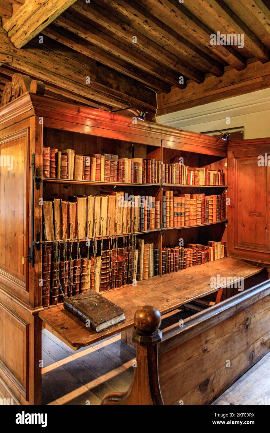 The Chained Library in Wells Cathedral, dove preziosi libri storici sono stati incatenati agli scaffali per prevenire il loro furto, Somerset, Inghilterra, Regno Unito Foto Stock