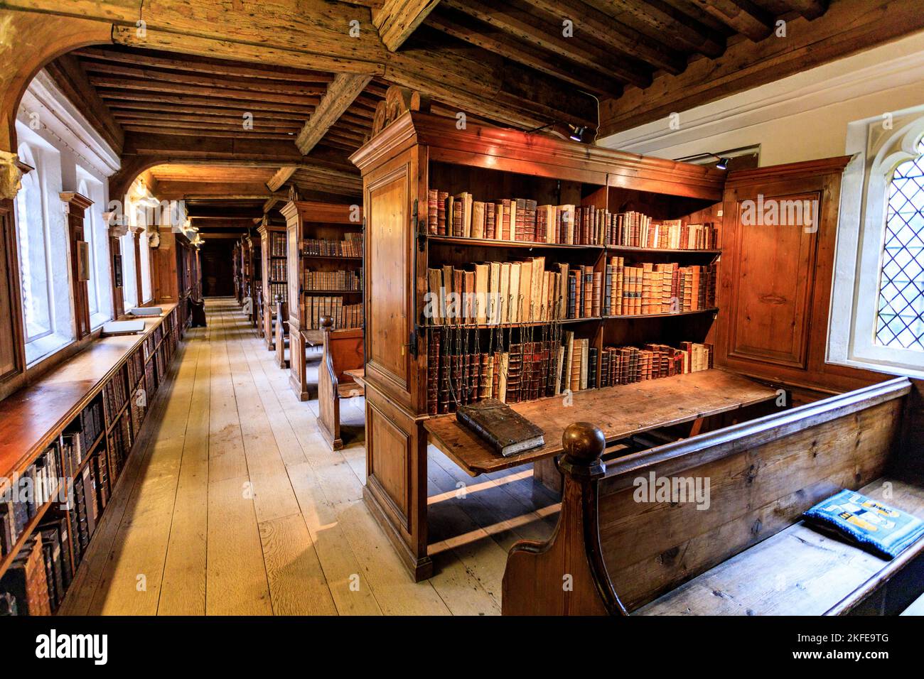 The Chained Library in Wells Cathedral, dove preziosi libri storici sono stati incatenati agli scaffali per prevenire il loro furto, Somerset, Inghilterra, Regno Unito Foto Stock