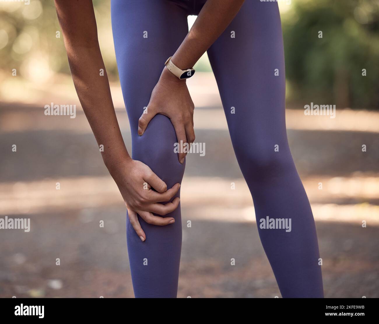 Dolore al ginocchio, lesione e incidente di una donna che si allena per una maratona, una corsa o una competizione in natura. Spolgono le ossa, la gamba ferita e il muscolo gonfio Foto Stock