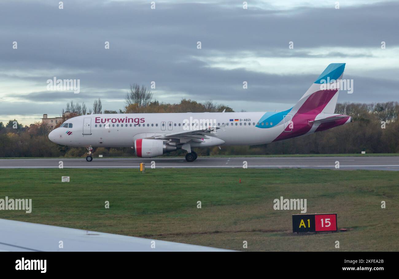 Un Eurowings Airbus A320-200, registrazione D-ABZI, all'aeroporto di Birmingham in Inghilterra. Foto Stock