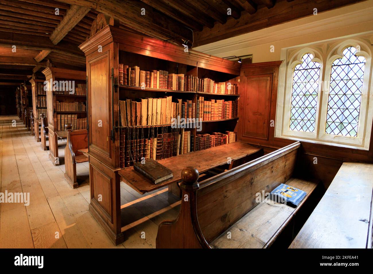 The Chained Library in Wells Cathedral, dove preziosi libri storici sono stati incatenati agli scaffali per prevenire il loro furto, Somerset, Inghilterra, Regno Unito Foto Stock