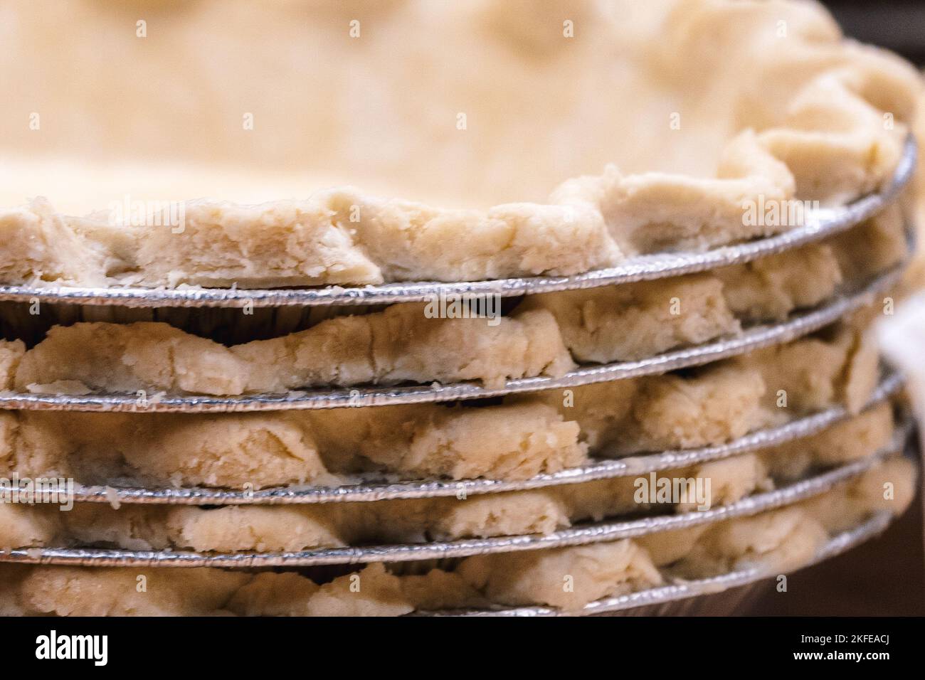 Una pila di conchiglie di torte in attesa di essere riempite in una panetteria locale Foto Stock