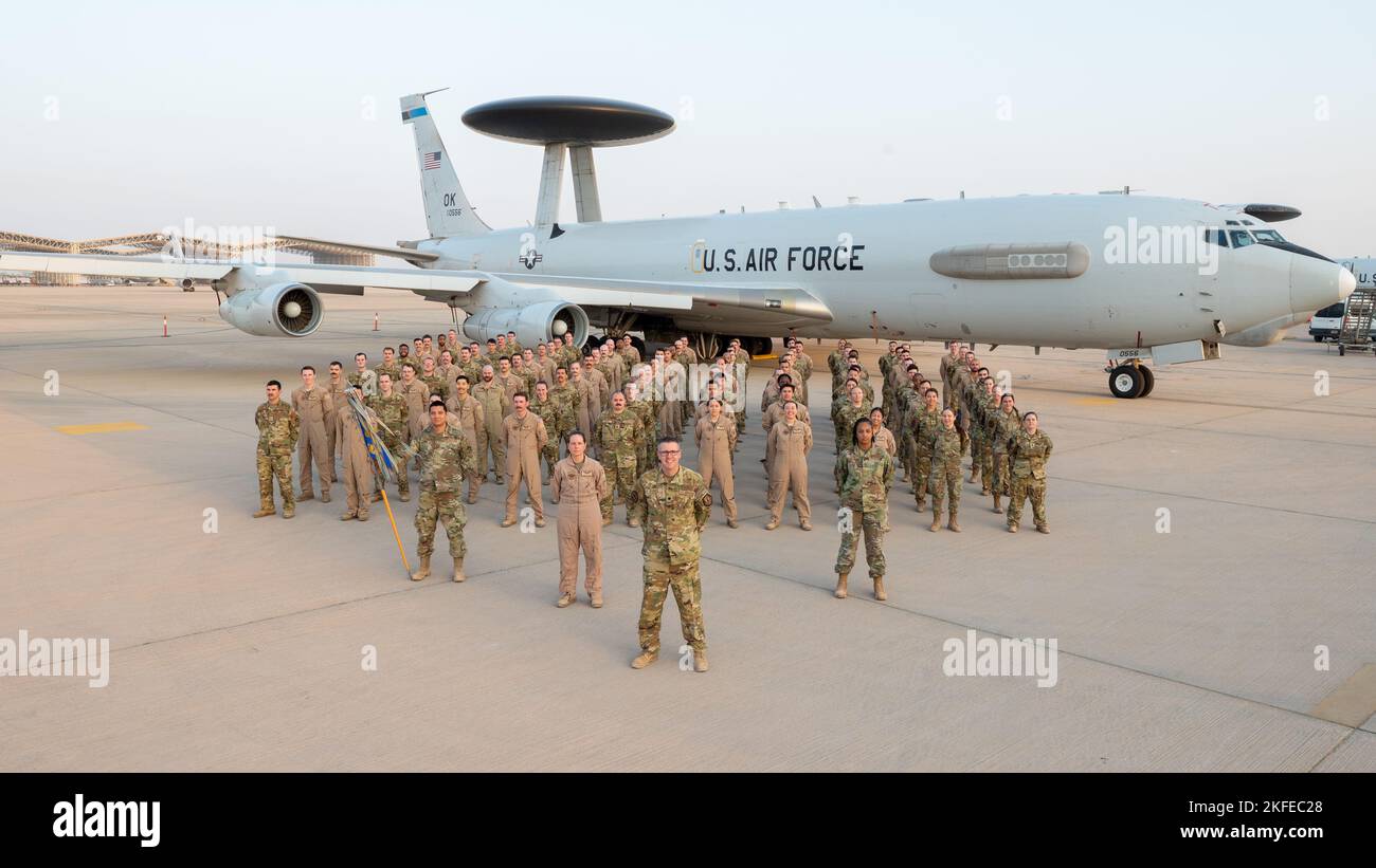 U.S. Air Force Airmen assegnato al 968th Expeditionary Airborne Air Control Squadron, posa per una foto di gruppo 12 settembre 2022, presso la base aerea del Principe Sultano, Regno dell'Arabia Saudita. La missione EAACS del 968th è quella di far volare l'e-3G Sentry, un Boeing 707 modificato con una cupola radar rotante che offre processi decisionali tattici in tempo reale e consapevolezza del campo di battaglia alle risorse degli Stati Uniti e delle nazioni partner. Foto Stock