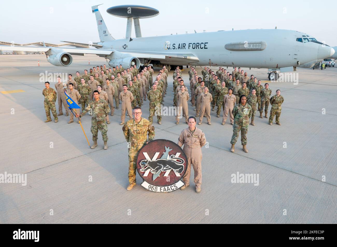 U.S. Air Force Airmen assegnato al 968th Expeditionary Airborne Air Control Squadron, posa per una foto di gruppo 12 settembre 2022, presso la base aerea del Principe Sultano, Regno dell'Arabia Saudita. La missione EAACS del 968th è quella di far volare l'e-3G Sentry, un Boeing 707 modificato con una cupola radar rotante che offre processi decisionali tattici in tempo reale e consapevolezza del campo di battaglia alle risorse degli Stati Uniti e delle nazioni partner. Foto Stock