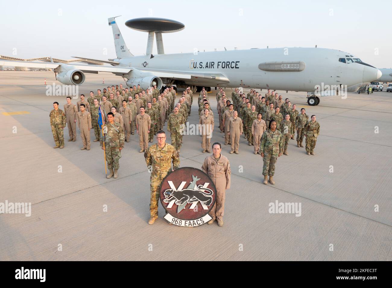 U.S. Air Force Airmen assegnato al 968th Expeditionary Airborne Air Control Squadron, posa per una foto di gruppo 12 settembre 2022, presso la base aerea del Principe Sultano, Regno dell'Arabia Saudita. La missione EAACS del 968th è quella di far volare l'e-3G Sentry, un Boeing 707 modificato con una cupola radar rotante che offre processi decisionali tattici in tempo reale e consapevolezza del campo di battaglia alle risorse degli Stati Uniti e delle nazioni partner. Foto Stock