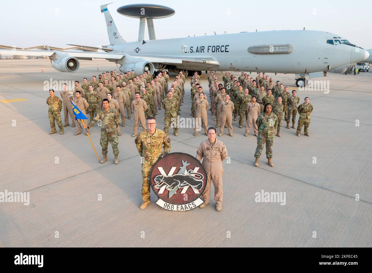 U.S. Air Force Airmen assegnato al 968th Expeditionary Airborne Air Control Squadron, posa per una foto di gruppo 12 settembre 2022, presso la base aerea del Principe Sultano, Regno dell'Arabia Saudita. La missione EAACS del 968th è quella di far volare l'e-3G Sentry, un Boeing 707 modificato con una cupola radar rotante che offre processi decisionali tattici in tempo reale e consapevolezza del campo di battaglia alle risorse degli Stati Uniti e delle nazioni partner. Foto Stock