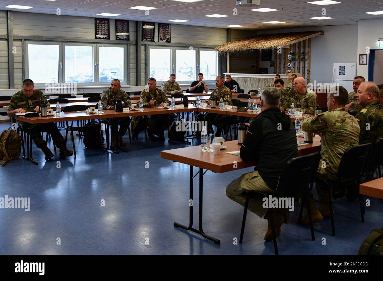 I leader militari degli alleati e delle nazioni partner partecipanti a Saber Junction 22 si incontrano con il Brig di 7ATC. Il Gen. Hilbert a Hohenfels discuterà la panoramica e gli obiettivi dell'esercizio il 12 settembre 2022. Saber Junction 22 è un esercizio di rotazione multinazionale progettato per valutare la prontezza della Brigata Airborne 173rd dell'esercito degli Stati Uniti ad eseguire operazioni terrestri unificate in un comune, Ambiente combinato e promuovere l'interoperabilità con più di 4.500 partecipanti provenienti dagli Stati Uniti e dalle nazioni alleate e partner nelle aree di formazione dell'esercito americano Grafenwoehr e Hohenfels dall'agosto 29 al settembre 20; Foto Stock