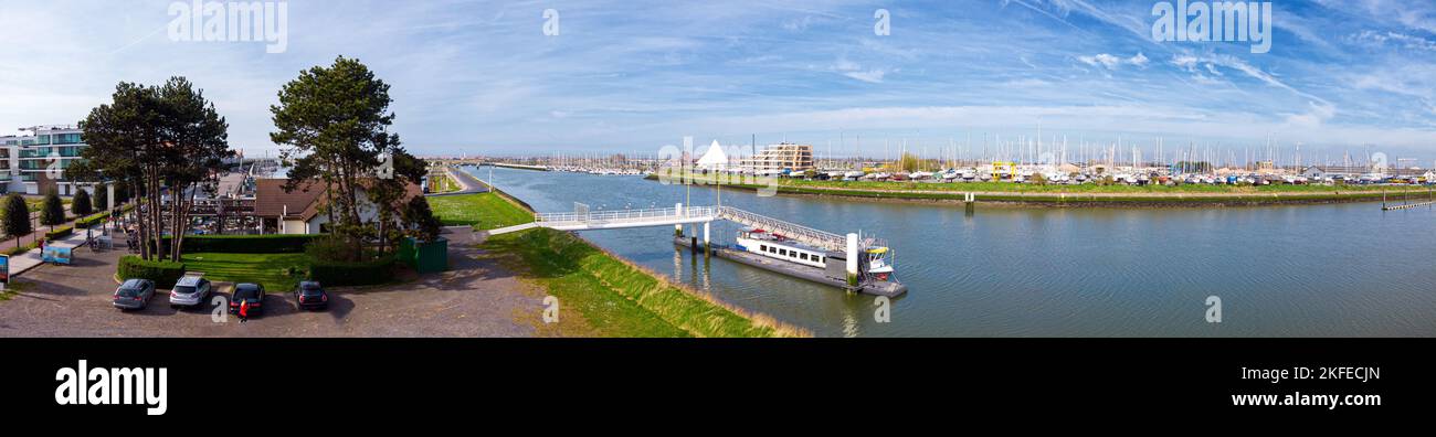 Vista panoramica ad angolo alto sul porto turistico di Nieuwpoort in una luce di primavera con barche sulla riva Foto Stock