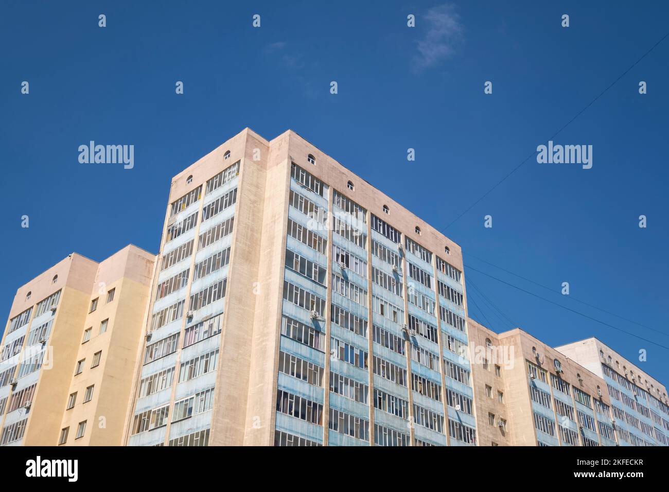 Dettaglio, vista ravvicinata di un tipico sovietico, URSS, CCCP, era Comunista generica, povera , condominio in cemento design, architettura. Ad Astana, Nur Sult Foto Stock