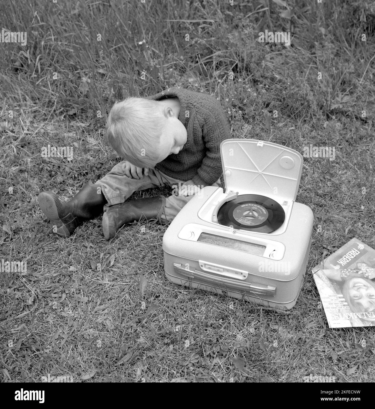 Come appariva negli anni '1960s una radio portatile combinata e un lettore di dischi. Un giocatore di grammofono come guardava in questo momento. Questo modello è stato alimentato a batteria e potrebbe giocare singoli, 7 pollici 45 giri/min dischi in vinile. È anche possibile ascoltare la radio sulla sua funzione radio, ruotando le manopole sulla frequenza e la stazione che si desidera ascoltare. Un pratico coperchio si vede aperto e quando non si usa il grammofono lo si chiude. Svezia 1960 Conard Ref 4264 Foto Stock