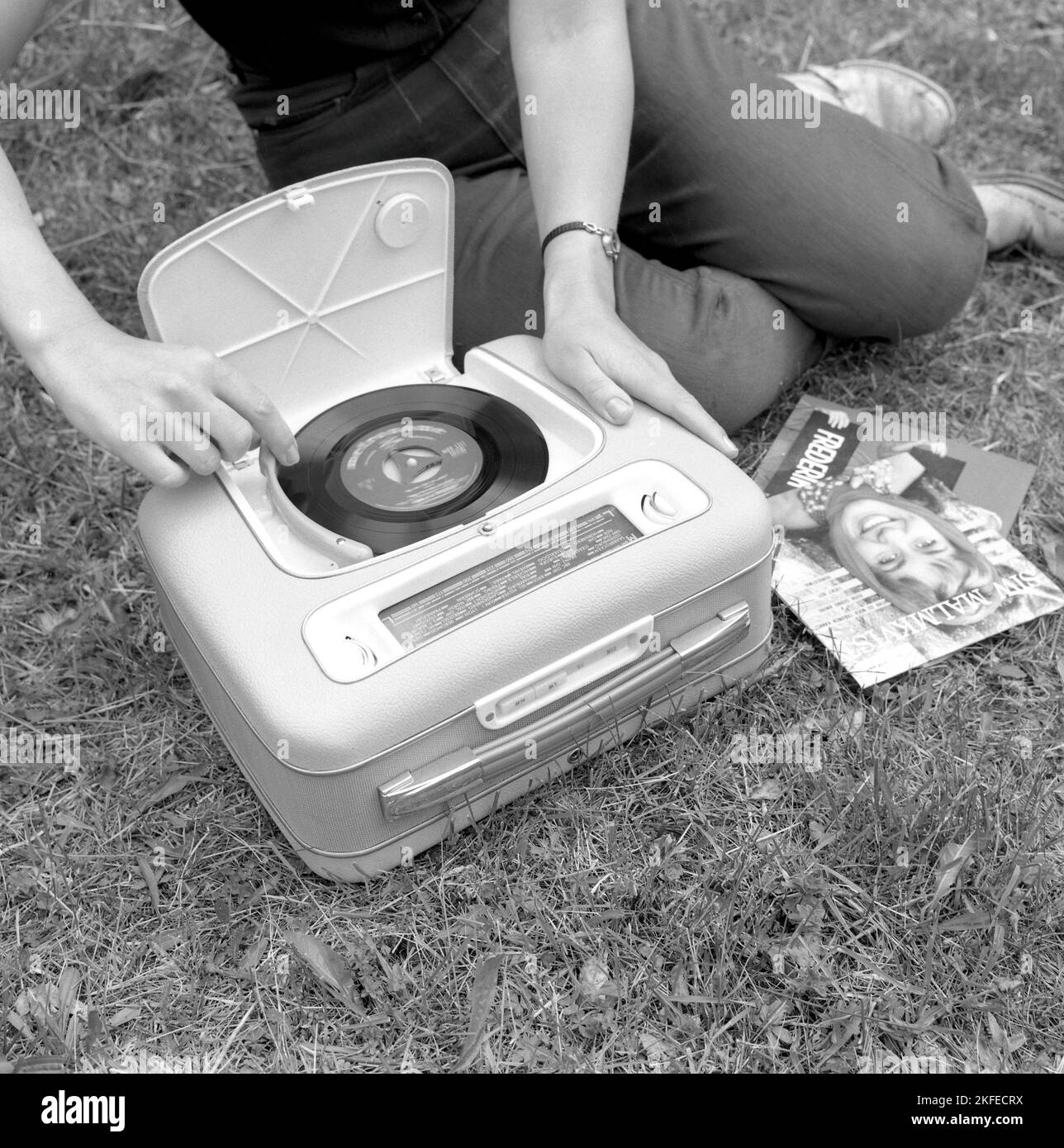 Come appariva negli anni '1960s una radio portatile combinata e un lettore di dischi. Un giocatore di grammofono come guardava in questo momento. Questo modello è stato alimentato a batteria e potrebbe giocare singoli, 7 pollici 45 giri/min dischi in vinile. È anche possibile ascoltare la radio sulla sua funzione radio, ruotando le manopole sulla frequenza e la stazione che si desidera ascoltare. Un pratico coperchio si vede aperto e quando non si usa il grammofono lo si chiude. Svezia 1960 Conard Ref 4264 Foto Stock