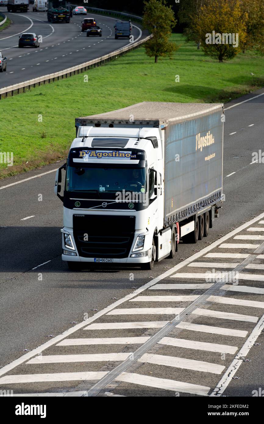 Rumeno registrato D`Argostino Volvo camion sull'autostrada M40, Warwickshire, Regno Unito Foto Stock