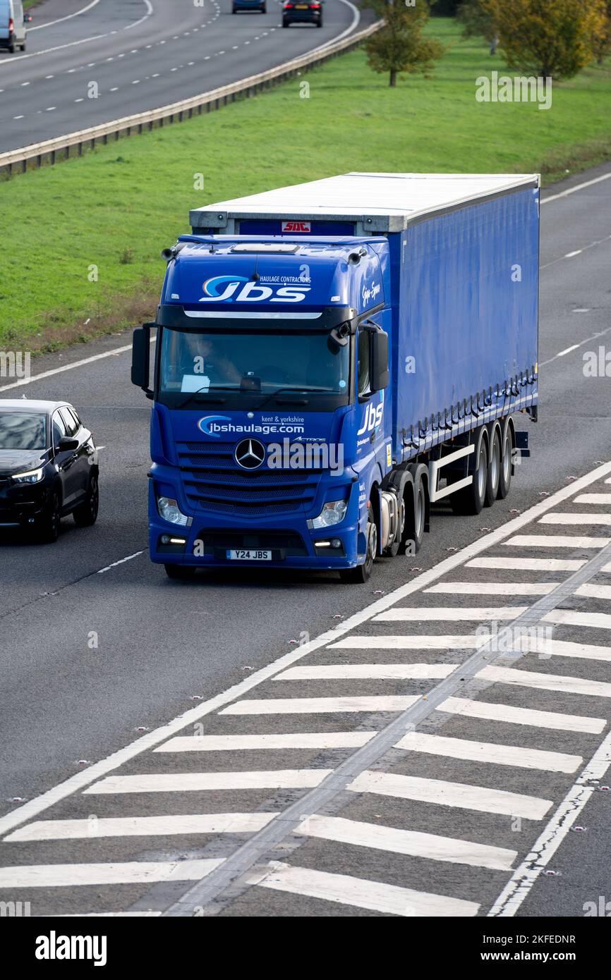 JBS Haulage Mercedes Actros camion sull'autostrada M40, Warwickshire, Regno Unito Foto Stock