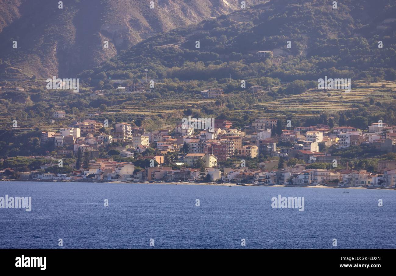 Città sul mare. Messina, Villa San Giovanni, Italia. Foto Stock